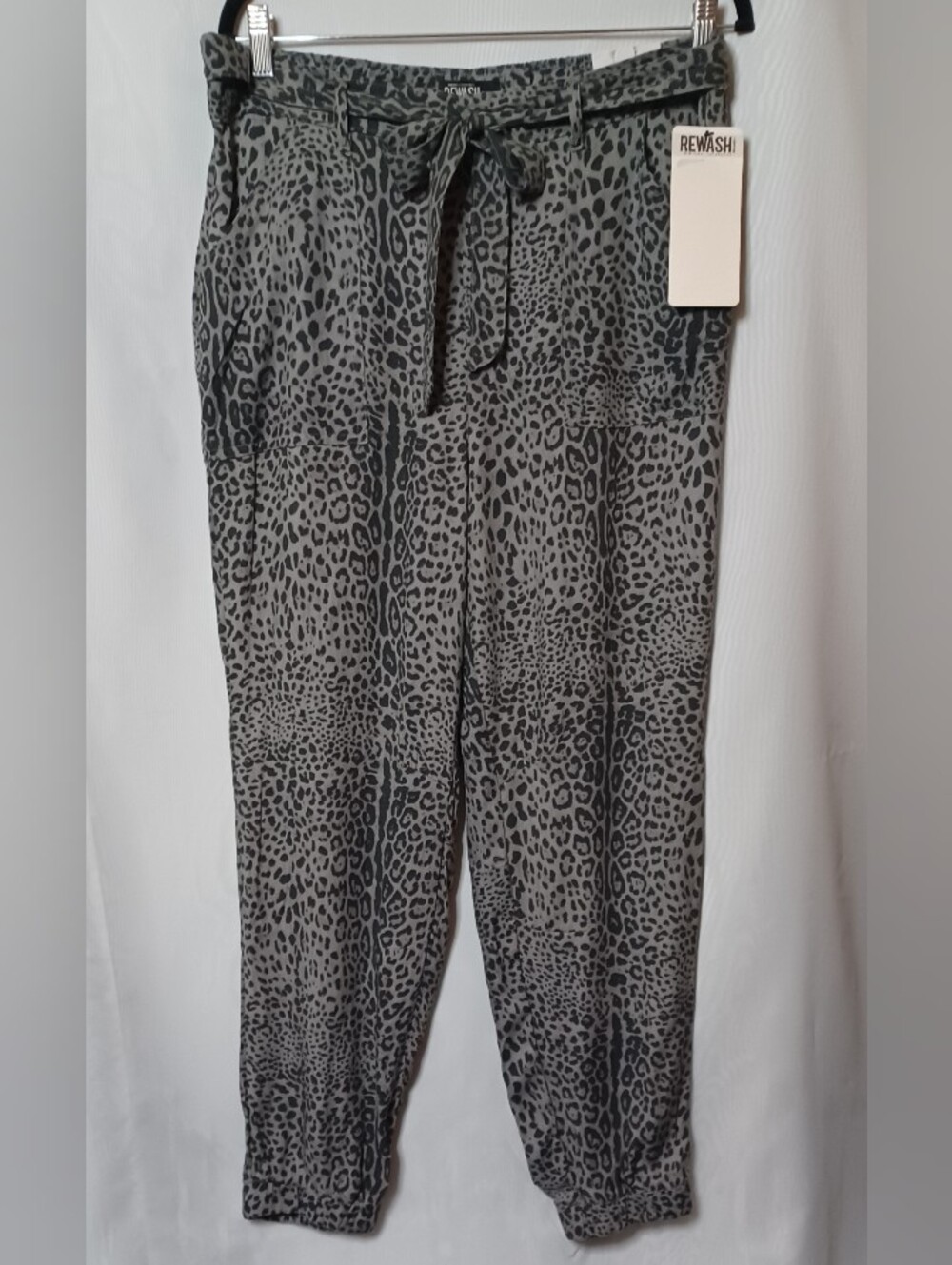 Rewash Women's Gray and Black Leopard Print Joggers. Size XL